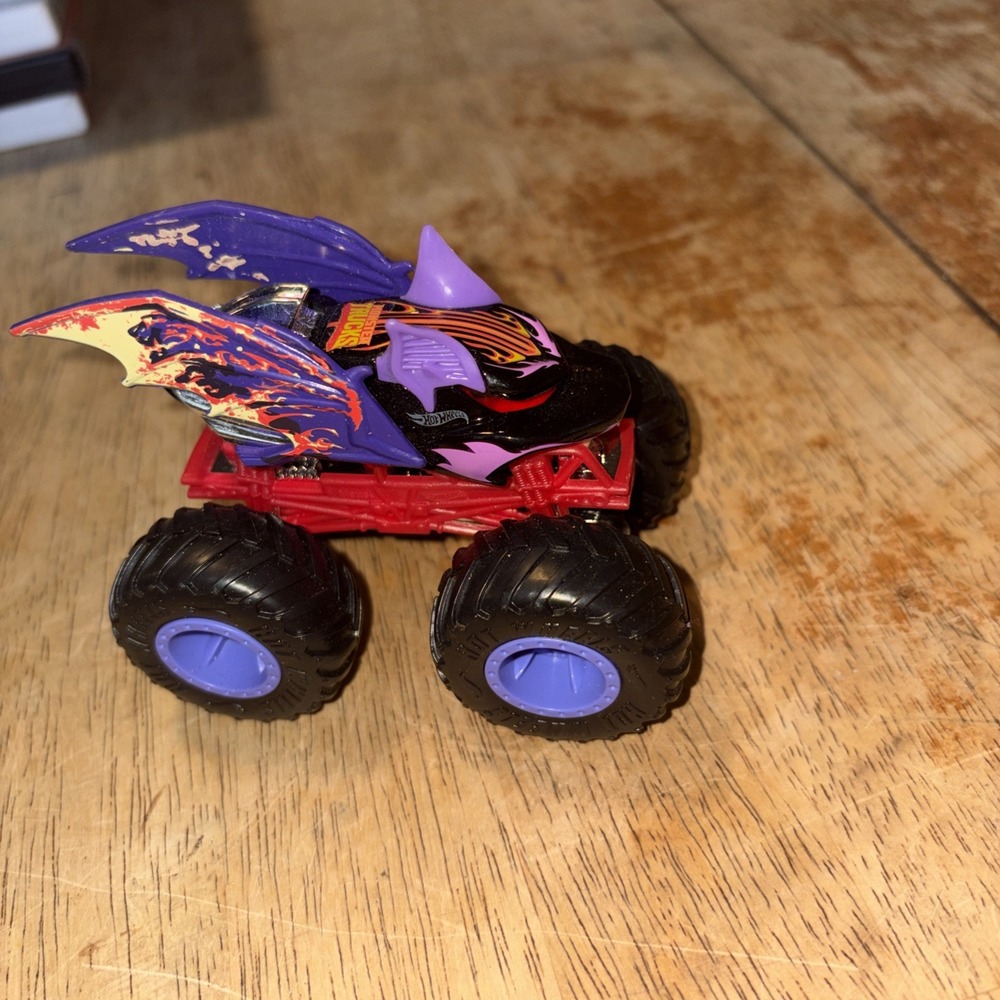Hot Wheels Monster Trucks Bat Attitude Purple 1:64 Monster Truck